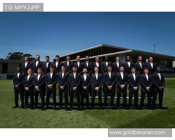 足球明星的休闲西装时尚解析与搭配技巧分享 足球明星的休闲西装时尚解析与搭配技巧分享