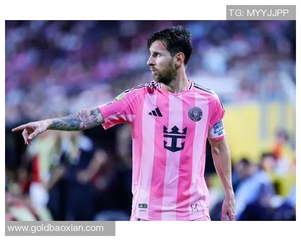 黄色上衣的足球明星是谁他在赛场上的表现如何引发了球迷的热议